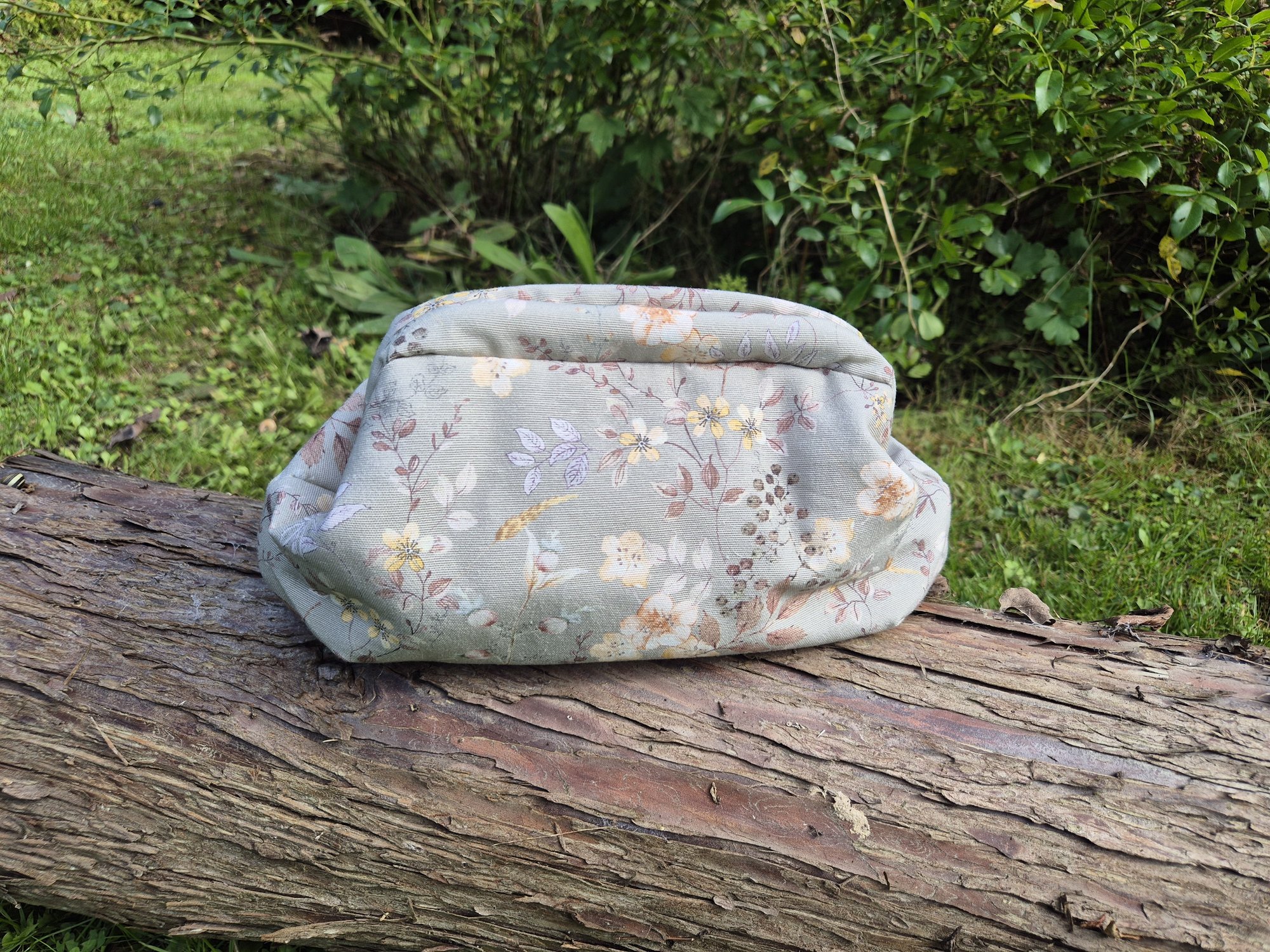 Clutch med små blomster