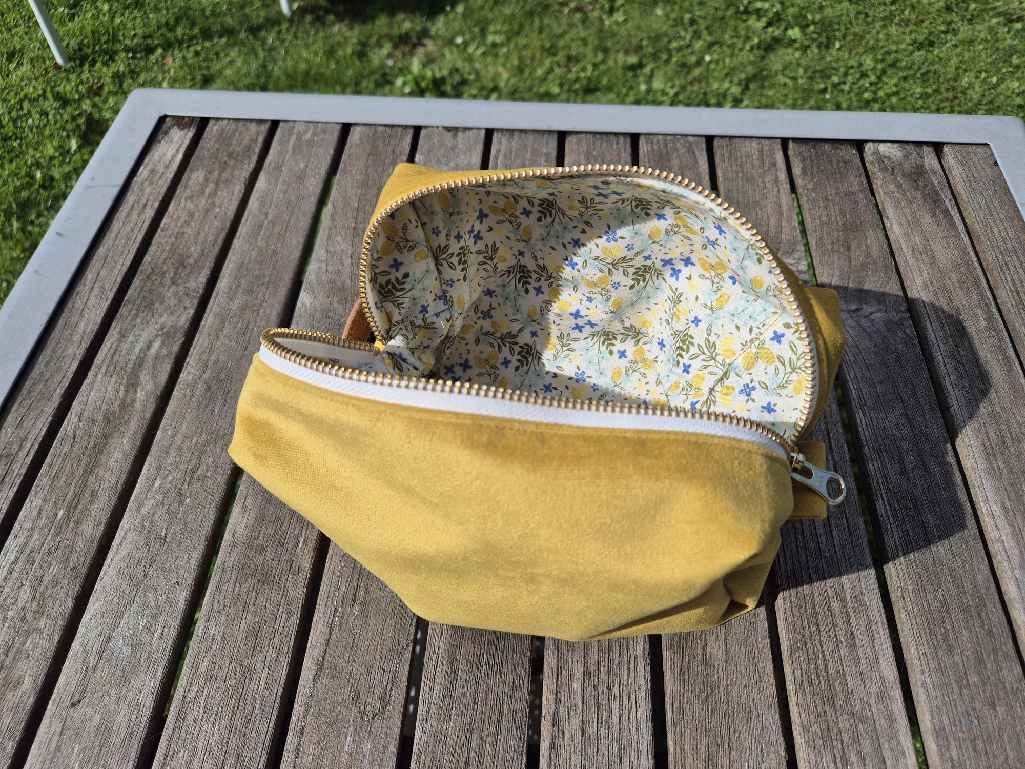 lille toilettaske i karrygul velour